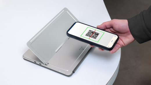 Eine Person, die den SN-QR-Code auf der Rückseite des Geräts scannt