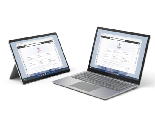 Screenshot di Surface Laptop 6 e Surface Pro 10 sul sostegno con schermi rivolti con Copilot in M365 sullo schermo.